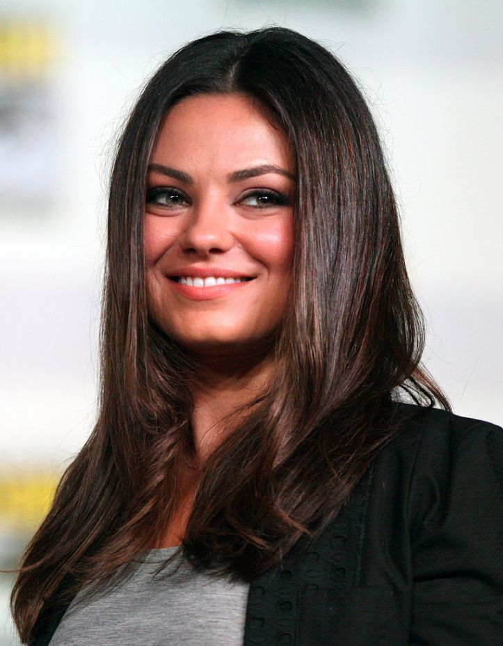 800px-Mila_Kunis_by_Gage_Skidmore_3